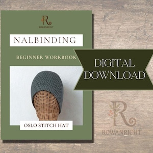 Könnte beinhalten: Ein digitales Download-Grafik mit dem Text "Nalbinding Beginner Workbook" und "Oslo Stitch Hat" auf grünem Hintergrund. Eine graue Strickmütze wird auf einem Weidenkopf ausgestellt. Die Worte "Digital Download" stehen in einem dunkelgrünen Banner.