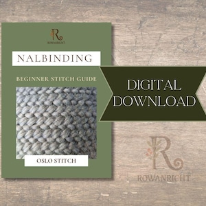 Könnte beinhalten: Ein digitaler Download-Leitfaden für Nalbinding, mit einer Nahaufnahme des Oslo-Stichs. Das Cover ist olivgrün mit dem Text "NALBINDING BEGINNER STITCH GUIDE" und "DIGITAL DOWNLOAD". Das Rowanricht-Logo ist sichtbar.