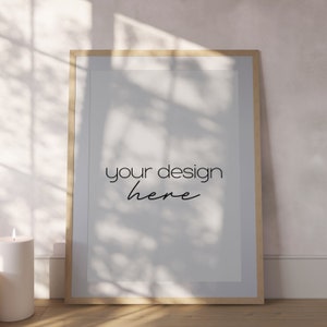 Digitales Poster Mockup für romantische Zeichnungskunst auf dem Boden, minimalistisches Rahmen Mockup auf dem Boden mit Kerzen