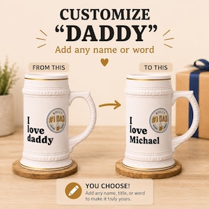 Puede incluir: Jarra de cerveza de cerámica blanca con ribete dorado, con el texto "I love daddy" y "World's #1 Dad" sobre un posavasos de madera. La imagen muestra un diseño personalizable, que permite texto personalizado.