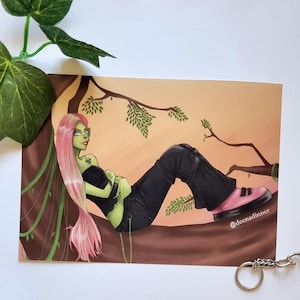 Könnte beinhalten: Eine digitale Illustration einer grünhäutigen Frau mit rosa Haaren, die schwarze Jeans und rosa Schuhe trägt und auf einem Baumzweig sitzt. Der Hintergrund ist ein Sonnenuntergang mit grünen Blättern. Das Bild ist mit "@deenadinner" signiert.