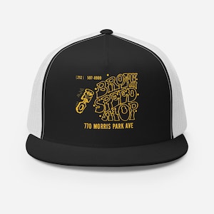 Puede incluir: Gorra de camionero negra y blanca con un logotipo amarillo que dice "Bronx Speed Shop" y "770 Morris Park Ave" con un número de teléfono (212) 597-8909.