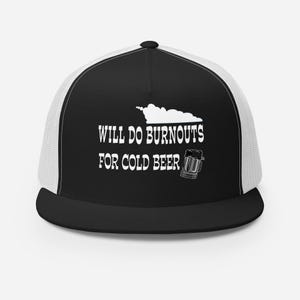 以下が含まれることがあります： 白と黒のトラッカーハット。白い雲と「Will do burnouts for cold beer」というテキスト、白い漫画のビールジョッキが描かれている。