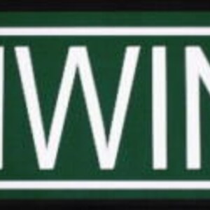 Puede incluir: Un letrero de calle verde con letras blancas que dice "SCHWINN ST."