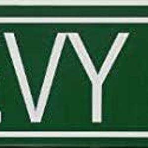 Könnte beinhalten: Ein rechteckiges grünes Straßenschild mit weißer Schrift. Das Schild trägt die Aufschrift "CHEVY II ROAD" in fetter, serifenloser Schrift. Das Schild hat einen weißen Rand.