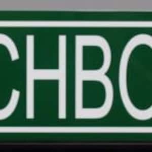 Puede incluir: Una señal de calle verde con letras blancas que dice "MATCHBOX AVE".