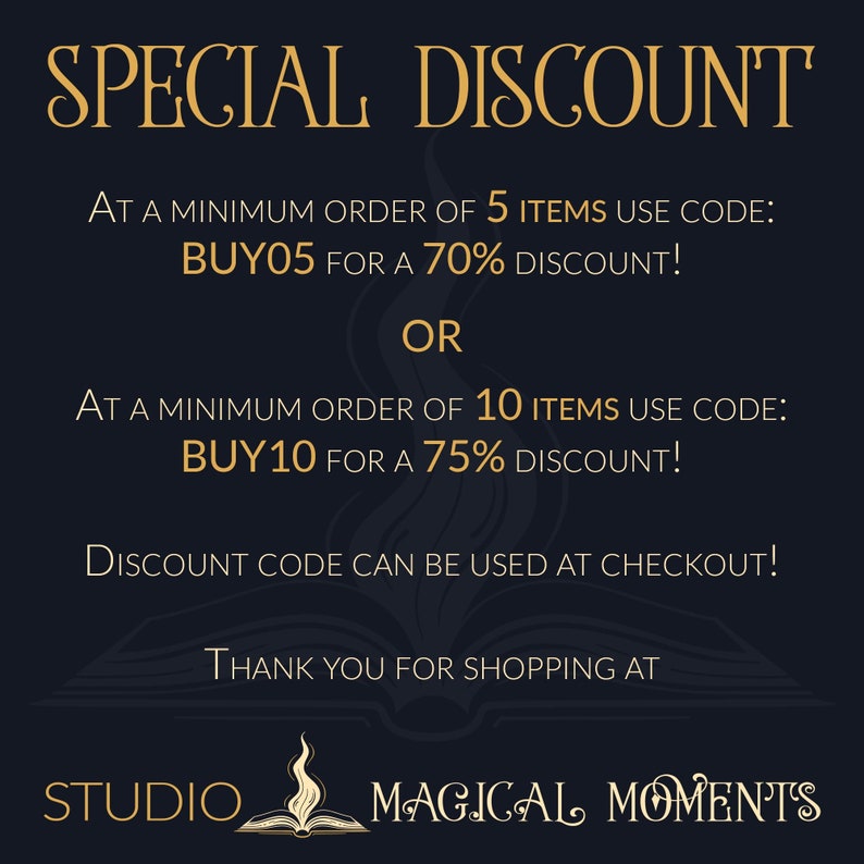 K&ouml;nnte beinhalten: Dunkelmarineblaue Grafik mit goldenem Text, der einen Sonderrabatt ank&uuml;ndigt. Der Text lautet "SPECIAL DISCOUNT" und gibt einen Rabatt von 70 % mit dem Code BUY05 f&uuml;r Bestellungen von 5 Artikeln oder 75 % mit dem Code BUY10 f&uuml;r 10 Artikeln an. Das Bild enth&auml;lt den Text "MAGICAL MOMENTS".