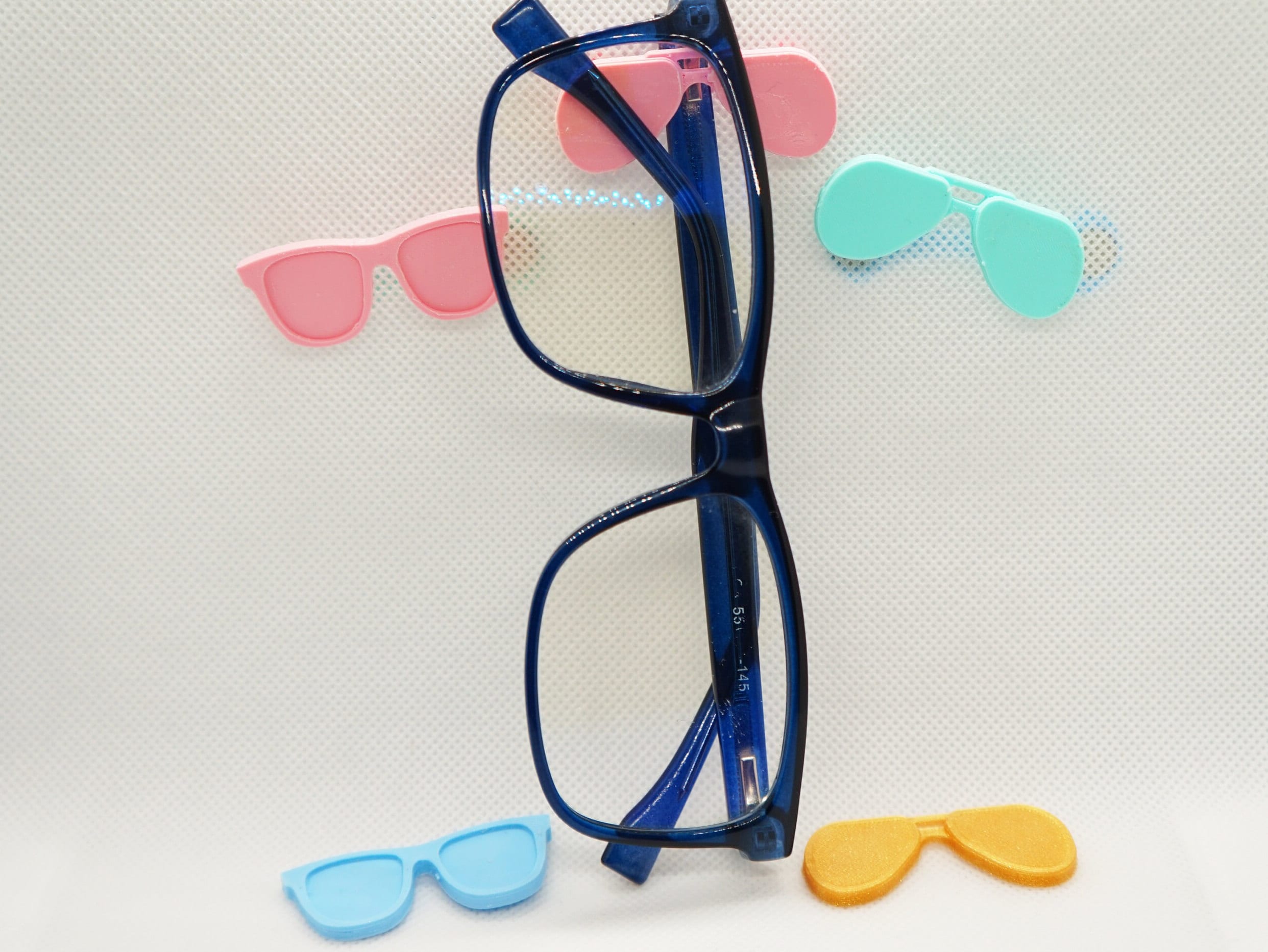 Magnetic eyeglass holder - .de