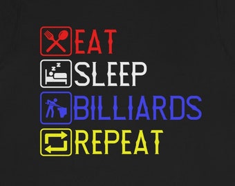 Op de afbeelding: Zwart T-shirt met een witte afbeelding waarop "Eten, Slapen, Biljarten, Herhalen" staat in een lijstformaat. De woorden "Eten" en "Herhalen" zijn rood, "Slapen" is blauw en "Biljarten" is geel.