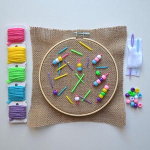 Kids Embroidery Kit with Beads, Burlap Stitching Craft for Beginners, Colorful Yarn & Plastic Needle Sewing Activity, Fine Motor Skills Art