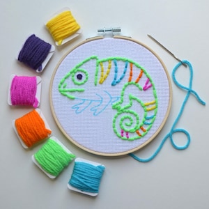 Chameleon Embroidery Kit for Kids, Learn to Sew Craft, Beginner Embroidery Project for Children, DIY Hand Sewing Kit with Hoop & Yarn