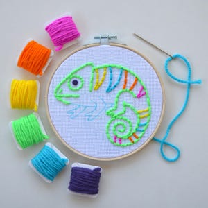 Chameleon Embroidery Kit for Kids, Learn to Sew Craft, Beginner Embroidery Project for Children, DIY Hand Sewing Kit with Hoop & Yarn