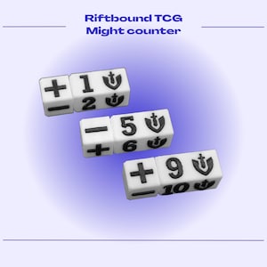 Pode incluir: Dados brancos com números e símbolos pretos, usados como contadores de Poder para o TCG Riftbound. Os dados mostram números de 1 a 10, com sinais de mais e menos. O texto "Riftbound TCG Might counter" está no topo.