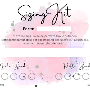 Könnte beinhalten: Eine weiße und rosa Sizing Kit Karte mit schwarzem Schriftzug. Die Karte enthält deutsche Anweisungen, einen Abschnitt 'Form' und Umrisse zur Nagelbemessung. Der Hintergrund hat einen Aquarell-Effekt.