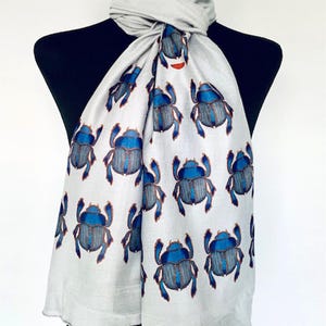 Bufanda de escarabajo azul egipcio: regalo de protección espiritual. Gris. Ligera.