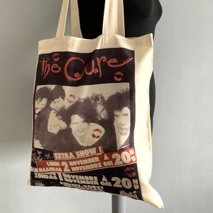 Op The Cure geïnspireerde draagtas – rode en zwarte unisex shopper met bandprint, punkcadeau