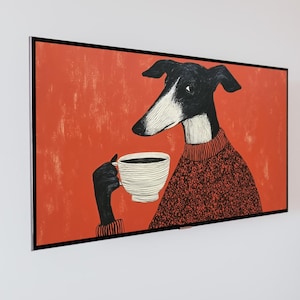 Könnte beinhalten: Gerahmter Kunstdruck mit einer stilisierten Illustration eines Hundes mit schwarz-weißem Gesicht und rotem Pullover, der eine weiße Kaffeetasse vor einem strukturierten orangefarbenen Hintergrund hält. Das Kunstwerk ist in einem schwarzen Rahmen montiert.