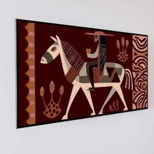 Könnte beinhalten: Gerahmter Kunstdruck mit einer stilisierten Illustration eines Reiters auf einem Pferd. Das Kunstwerk verwendet eine Palette aus Burgunderrot, Creme und Braun. Der Reiter ist mit Hut und Pfeife dargestellt. Das Pferd hat einen karierten Sattel.