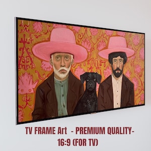 Könnte beinhalten: Ein gerahmtes Kunstwerk mit zwei Männern in rosa Hüten und braunen Jacken, mit einem schwarzen Hund dazwischen. Der Hintergrund hat ein rosa Blumenmuster auf goldenem Hintergrund. Der Text unten lautet "TV FRAME Art - PREMIUM QUALITY- 16:9 (FOR TV)".