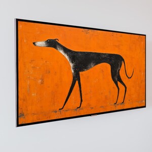 Puede incluir: Una impresión artística enmarcada que presenta la silueta de un perro negro estilizado sobre un fondo naranja texturizado. El perro está representado de perfil, con patas largas y una cola curvada. La obra de arte está montada en un marco negro.