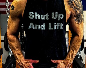 Shut Up And Lift おもしろシャツ、メンズ ワークアウトシャツ、メンズ ジムシャツ、マッスルシャツ、ダンベル ウェイトリフティング ボディビルディング フィットネス クロスフィット