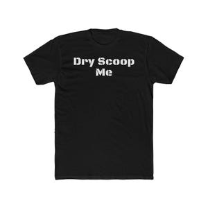 Peut inclure: T-shirt noir avec du texte blanc qui dit "Dry Scoop Me".