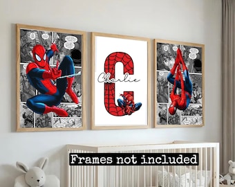 Op de afbeelding: Drie ingelijste prints met een rood en blauw Spiderman-personage. De eerste print toont Spiderman in een stripboekpose. De tweede print heeft een grote letter C met een Spiderman-webontwerp en de naam Charlie. De derde print toont Spiderman ondersteboven hangend in een stripboekpose.
