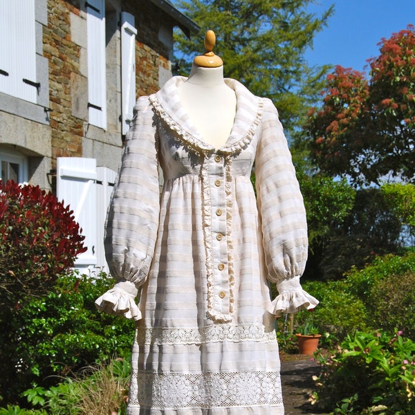 Vintage Regency style dress - Size 10 bust 32". Jean Varon/John Bates. Made of natural cotton and lace. Suit country wedding, special event