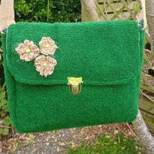 Sac à main cartable en fausse pelouse et fleurs crochetés esprit bohème