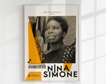 Może przedstawiać: Czarno-białe zdjęcie Niny Simone, znanej piosenkarki jazzowej, z żółto-białym geometrycznym wzorem za nią. Tekst "Jazz Music Festival presents" znajduje się na górze plakatu. Tekst "Nina Simone" znajduje się na dole plakatu dużymi, pogrubionymi, czarnymi literami.