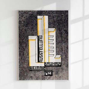 Può includere: Poster della mostra Bauhaus Weimar 1923. Il poster presenta un design geometrico in bianco, nero e giallo su uno sfondo grigio strutturato. La parola "Ausstellung" è allineata verticalmente, con "Bauhaus Weimar 1923" in basso.