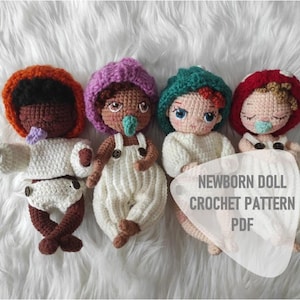 Könnte beinhalten: Vier handgefertigte gehäkelte Neugeborenenpuppen mit unterschiedlich farbigen Hüten und Outfits. Die Puppen haben Schnuller und liegen auf einer weißen, flauschigen Oberfläche. Der Text "NEWBORN DOLL CROCHET PATTERN PDF" ist sichtbar.