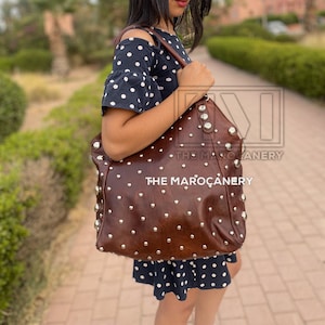 Handgemachte Umhängetasche aus Echtem Leder mit Boho-inspiriertem Pünktchen-Nieten-Design, perfekt für den Täglichen Gebrauch und besondere Anlässe