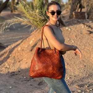 Exquisite Braided Leather Tan Bag: Luxurious Italian Style and High-Quality Craftsmanship
