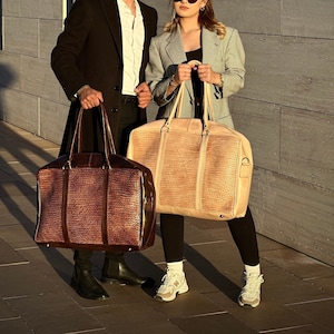Bolso de fin de semana de lona trenzado de cuero tejido a mano marrón - Compañero de viaje elegante y lujoso