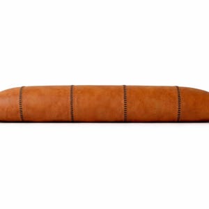 Funda de almohada cilíndrica de cuero hecha a mano - Cojín lumbar largo sin relleno - Almohada rústica de cuero marrón - Decoración única para el hogar imagen 5