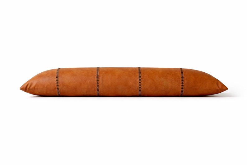 Funda de almohada cilíndrica de cuero hecha a mano - Cojín lumbar largo sin relleno - Almohada rústica de cuero marrón - Decoración única para el hogar imagen 5