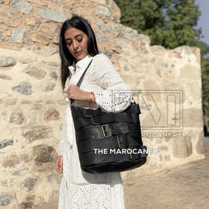 Exquisite handgemachte marokkanische Ledertasche, Boho Gypsy Cowgirl Geldbörse mit dekorativen Schnallen, Perfektes Accessoire für den modernen Boho Tag
