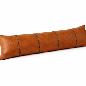 Funda de almohada cilíndrica de cuero hecha a mano - Cojín lumbar largo sin relleno - Almohada rústica de cuero marrón - Decoración única para el hogar imagen 4