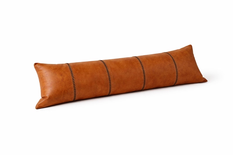 Funda de almohada cilíndrica de cuero hecha a mano - Cojín lumbar largo sin relleno - Almohada rústica de cuero marrón - Decoración única para el hogar imagen 4