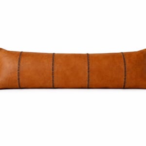 Funda de almohada cilíndrica de cuero hecha a mano - Cojín lumbar largo sin relleno - Almohada rústica de cuero marrón - Decoración única para el hogar imagen 3