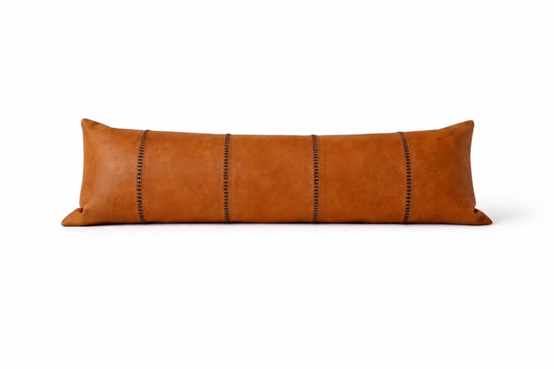 Funda de almohada cilíndrica de cuero hecha a mano - Cojín lumbar largo sin relleno - Almohada rústica de cuero marrón - Decoración única para el hogar imagen 3