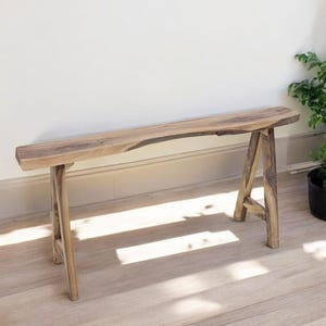 Handgjord bänk i valnötsträ med livlig kantdesign, rustik handdukshållare, extra sittplatser för entré eller badrum, minimalistisk entrébänk