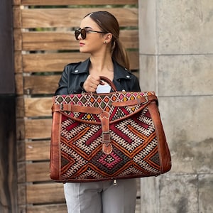 Handgefertigte Kelim-Reisetasche – extra große böhmische Reisetasche mit Lederakzenten