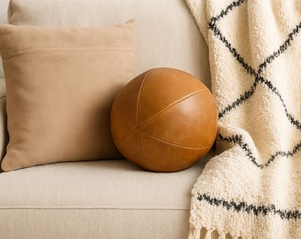 Cojín de piel con forma de bola | Puf decorativo hecho a mano en 4 colores | Un toque moderno para decorar sillas, camas o sofás.