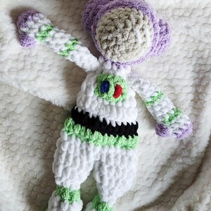 L&#39;astronaute au crochet Lovey | Câlin spatial fait main | Prêt à expédier