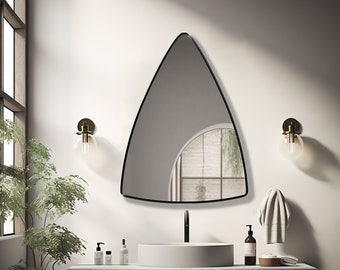 Deltaspiegel | Zachte hoekige driehoekige spiegel | Minimalistische driehoekige spiegel | Spiegel in Scandinavische decostijl | Wandspiegel van Asmiro