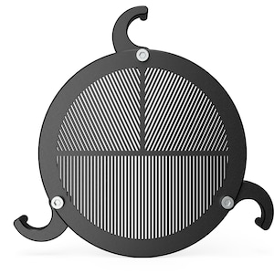 Könnte beinhalten: Schwarzer Kaffeefilter aus Metall mit drei Haken und einem runden, gemusterten Design.