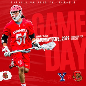 Op de afbeelding: Een rode lacrosse-speler in uniform met nummer 51, helm en stick. De afbeelding is een promotionele afbeelding voor de Cornell vs. Yale wedstrijd op zaterdag 5 december 2022, in Schoellkopf Field, Ithaca, NY.