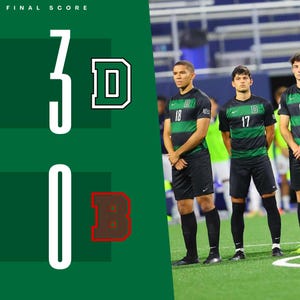 Op de afbeelding: Een grafiek van de eindstand van een voetbalwedstrijd met 3-0. De grafiek is groen met witte tekst en teamlogo's. Drie voetballers in zwart-groene shirts staan op het veld.